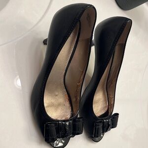 Black leather heels with cute bow